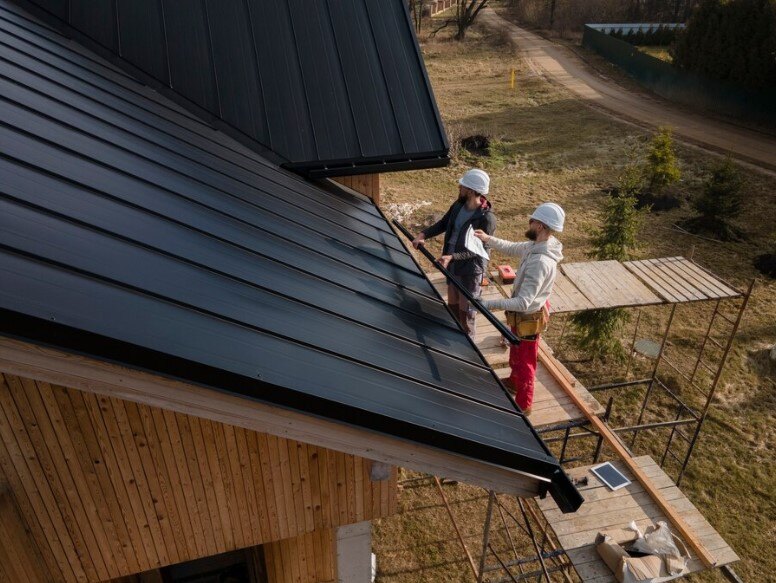 2 working men applying metal roof