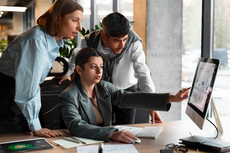 3 people looking at the same computer