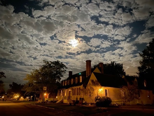 Colonial Williamsburg at night &ndash; Copyright US Ghost Adventures