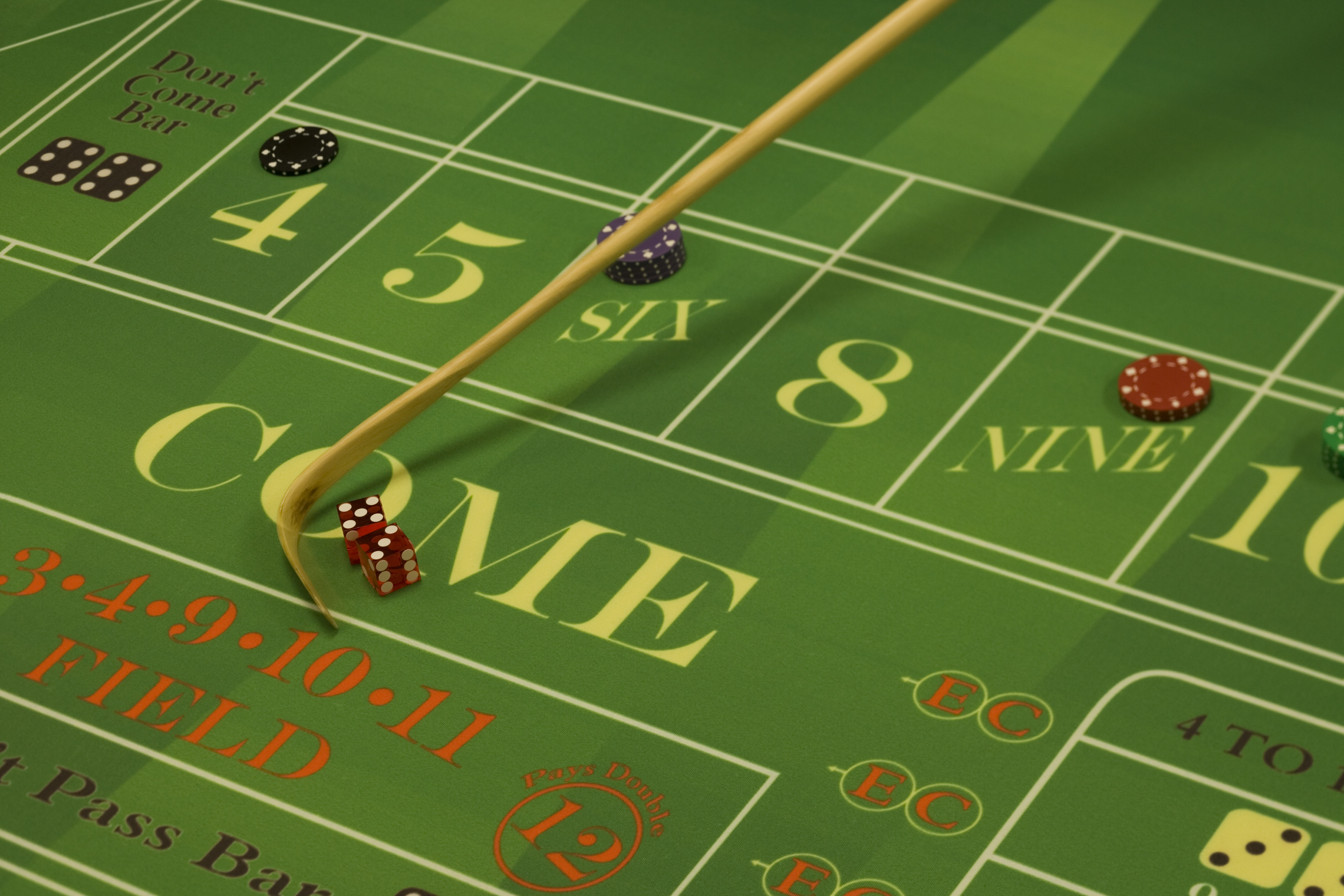 Green craps table, illustrating key elements of the game layout and highlighting craps rules for new players available at Royal Korea.