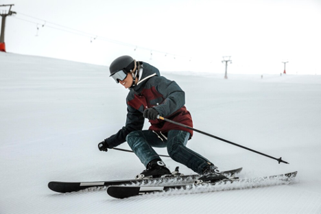Why Reliable Gear Matters: The Overlooked Role of Ski Wax - Image of skiier on slopes