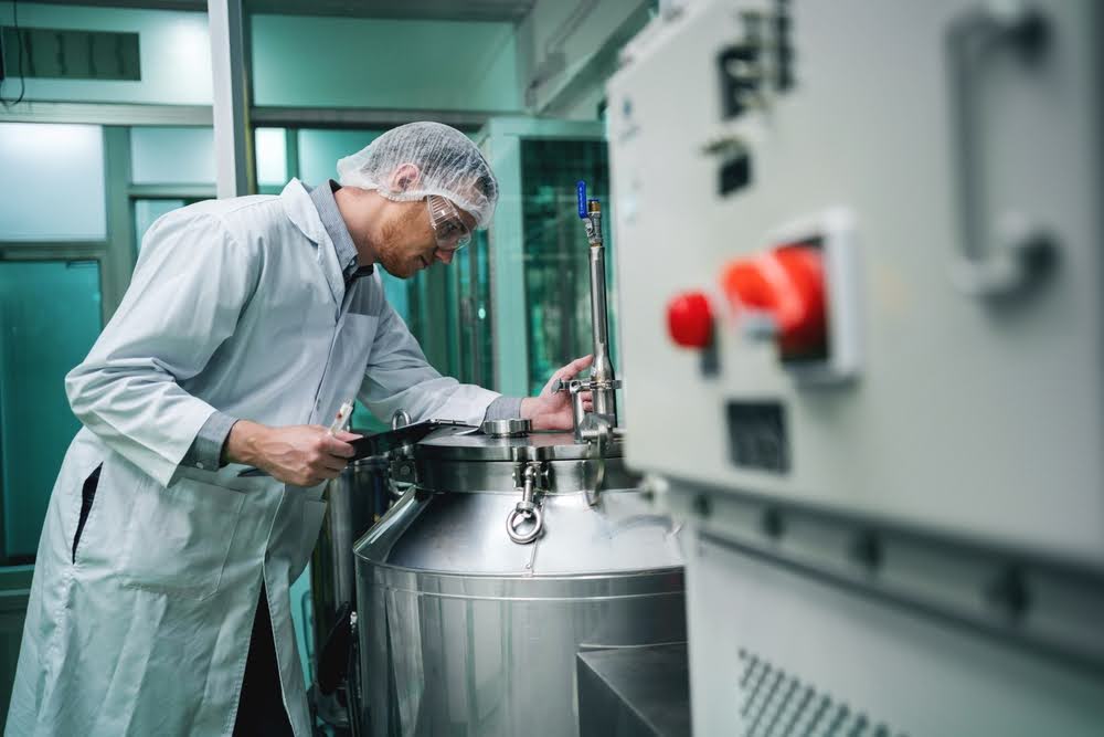 https://46156612.fs1.hubspotusercontent-na1.net/hubfs/46156612/Article%20Images/laboratory%20worker.jpg