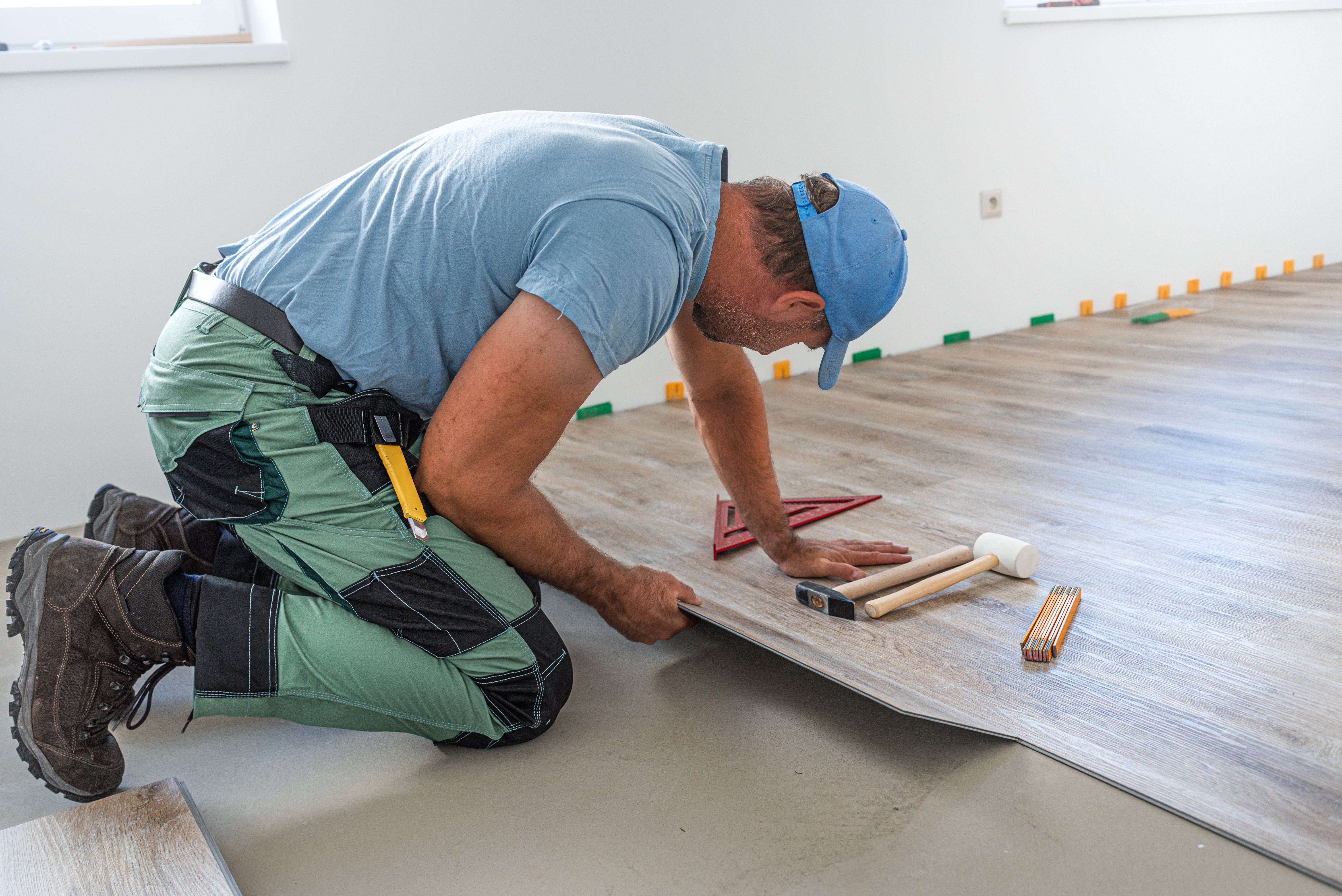 man install flooring